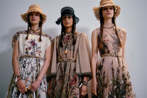 coleccion dior primavera verano 2020|Maria Grazia Chiuri cuenta los secretos de su colección de Dior.